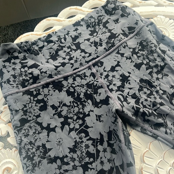 Lululemon high waisted a line, yoga pants full length size 8 - Picture 1 of 5